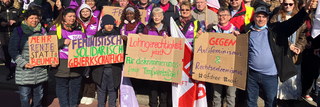 Ein Gruppenbild von Frauen beim 8. März mit Schildern.